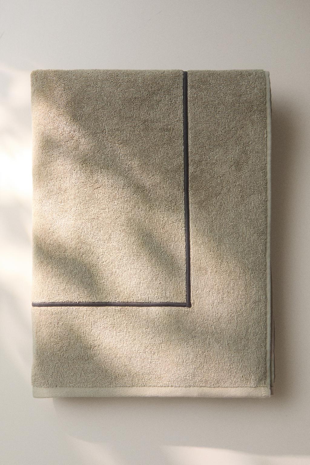 Пляжное полотенце с простой отделкой