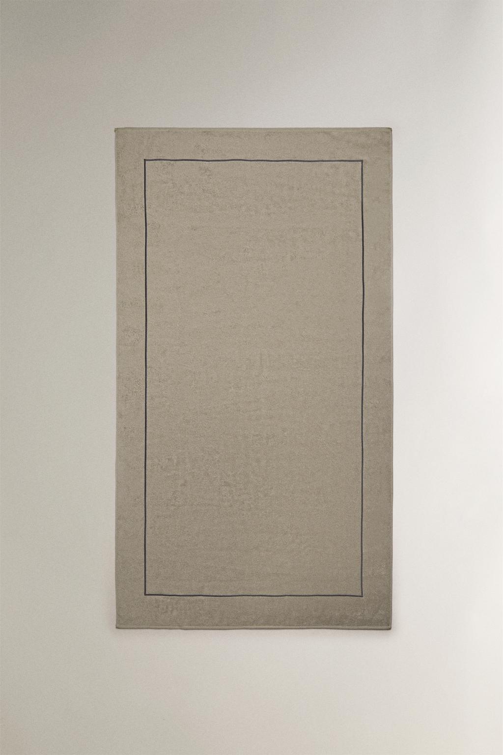 Пляжное полотенце с простой отделкой