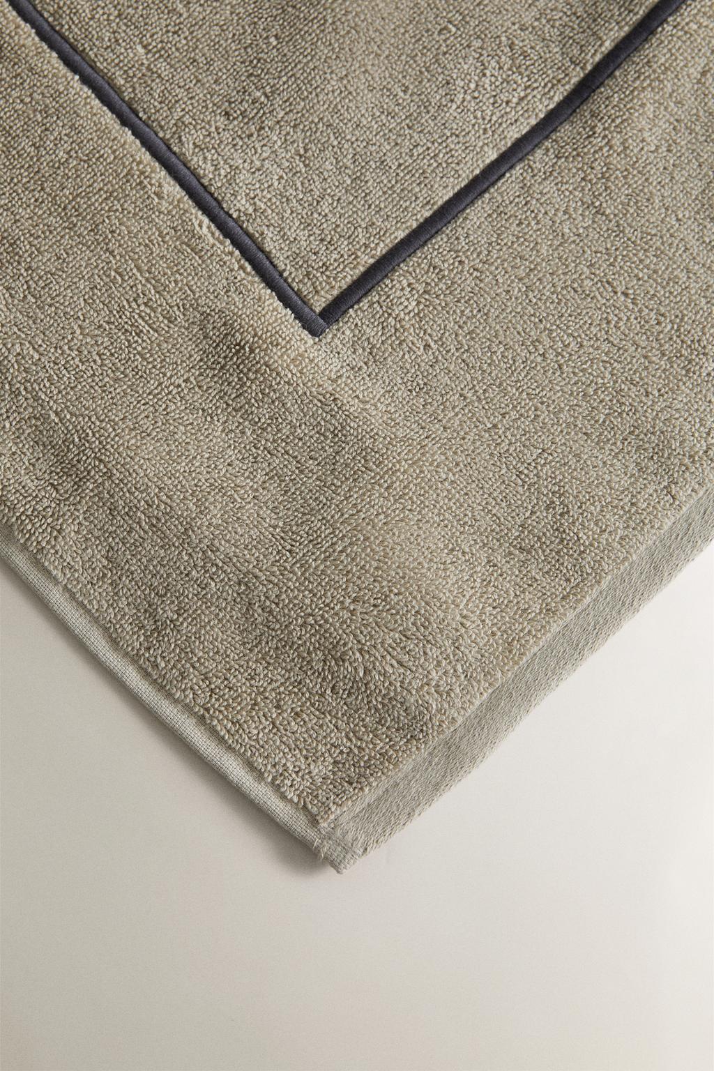 Пляжное полотенце с простой отделкой