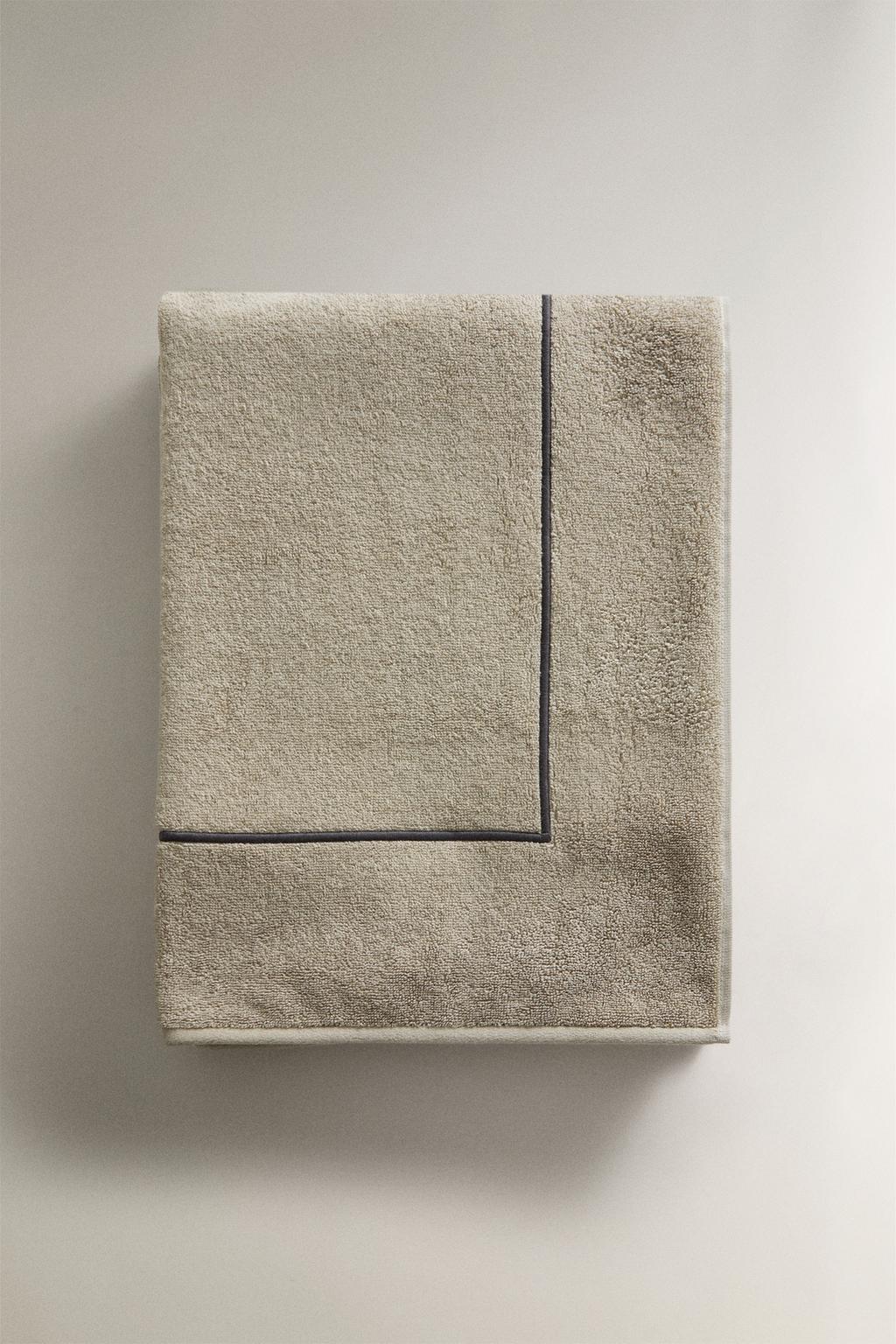 Пляжное полотенце с простой отделкой