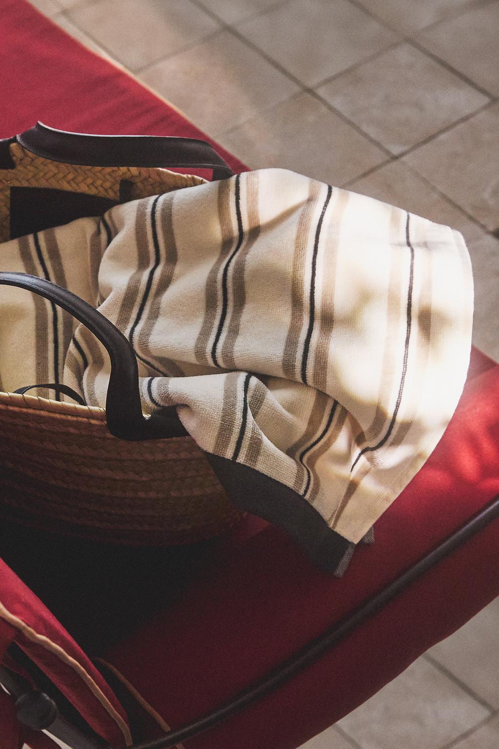 Велюровое пляжное полотенце с контрастными полосами