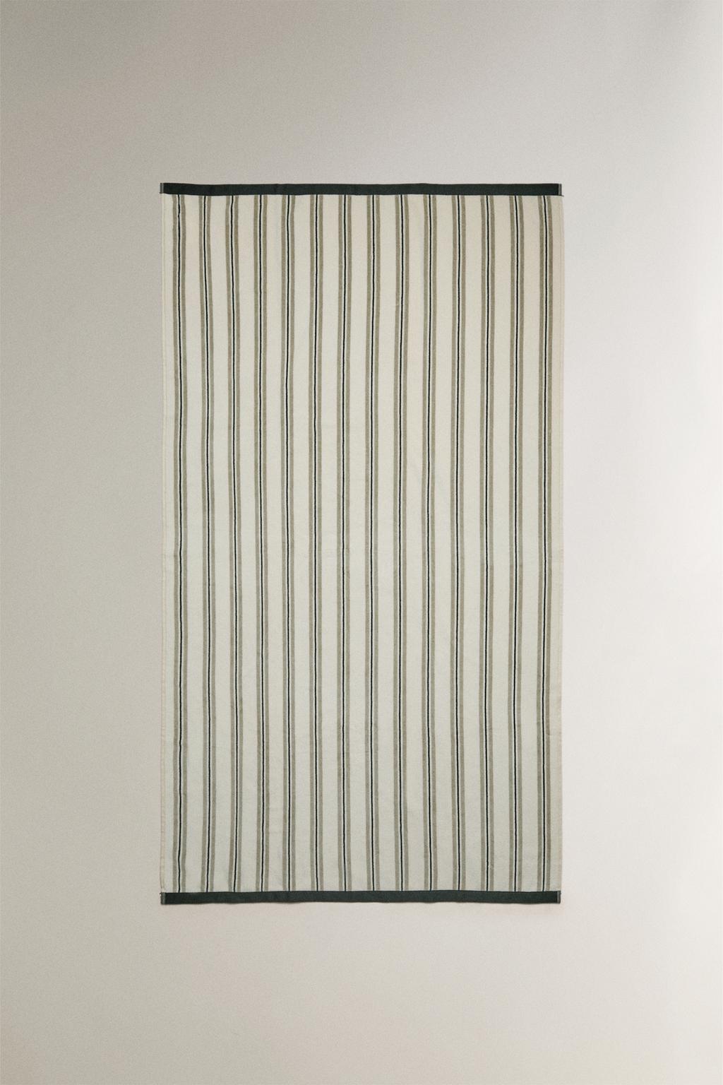 Велюровое пляжное полотенце с контрастными полосами