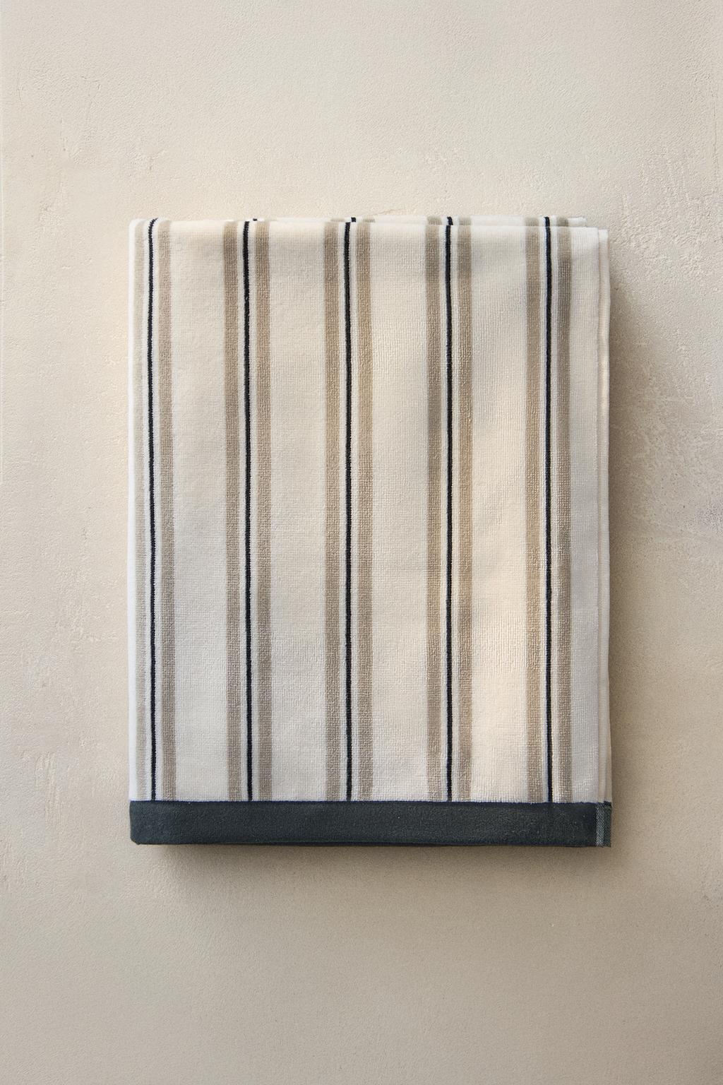 Велюровое пляжное полотенце с контрастными полосами