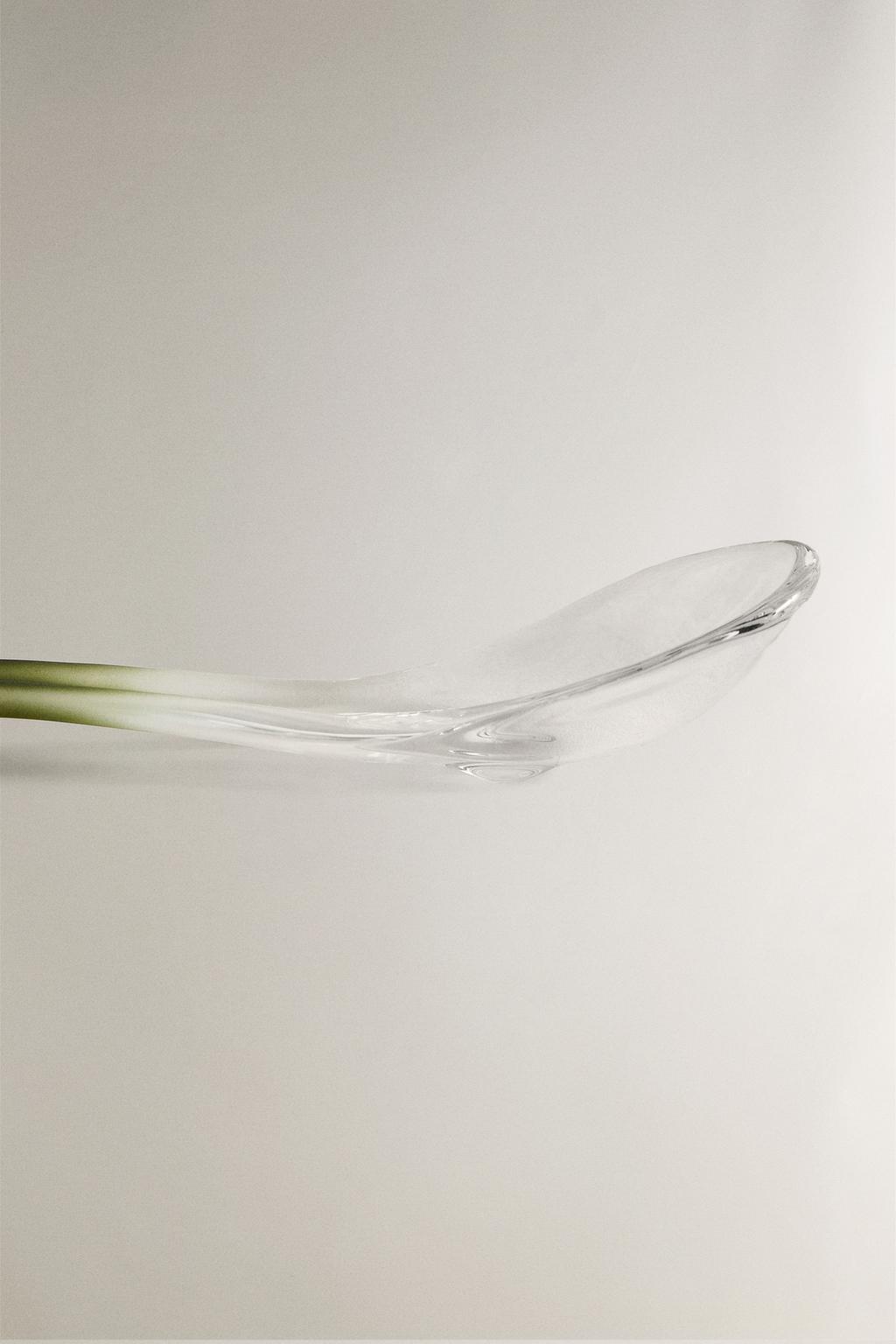 Ложка для супа из стекла с градиентным эффектом