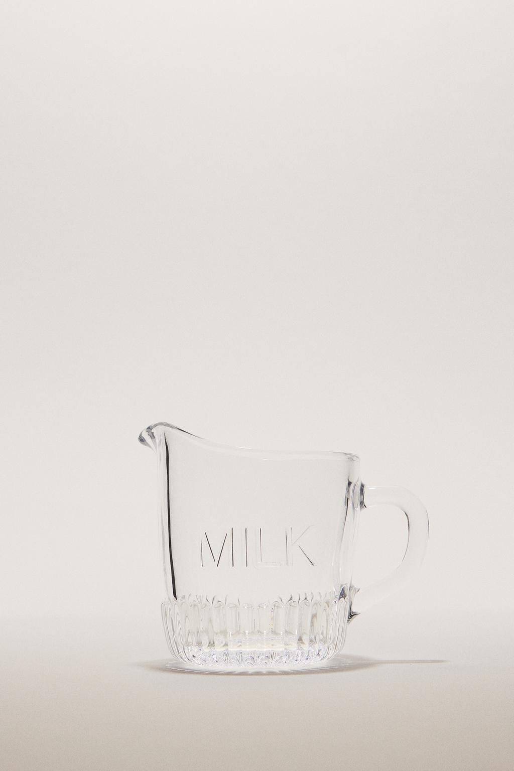 Стеклянная молочная кувшин с полосатым основанием