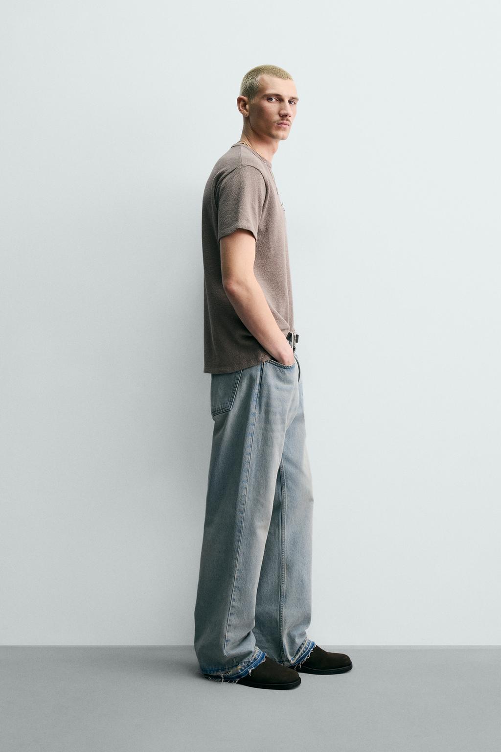 ФУТБОЛКА ИЗ ТКАНИ С ЭФФЕКТОМ ПОТЕРТОСТИ С НАШИВКАМИ