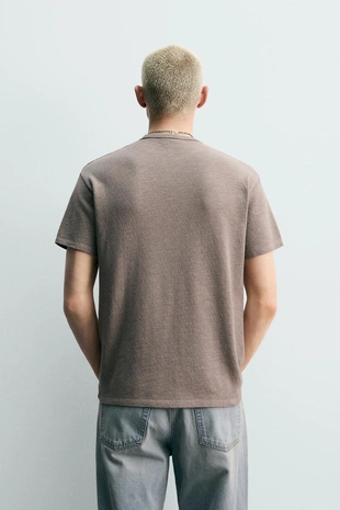 Футболка из ткани с эффектом потертости с нашивками- Заказать в России