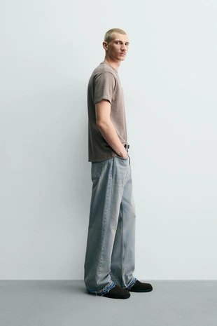 Футболка из ткани с эффектом потертости с нашивками- Заказать в России