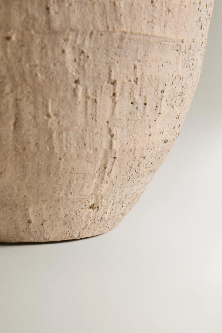 Текстурированная глиняная ваза с ручками