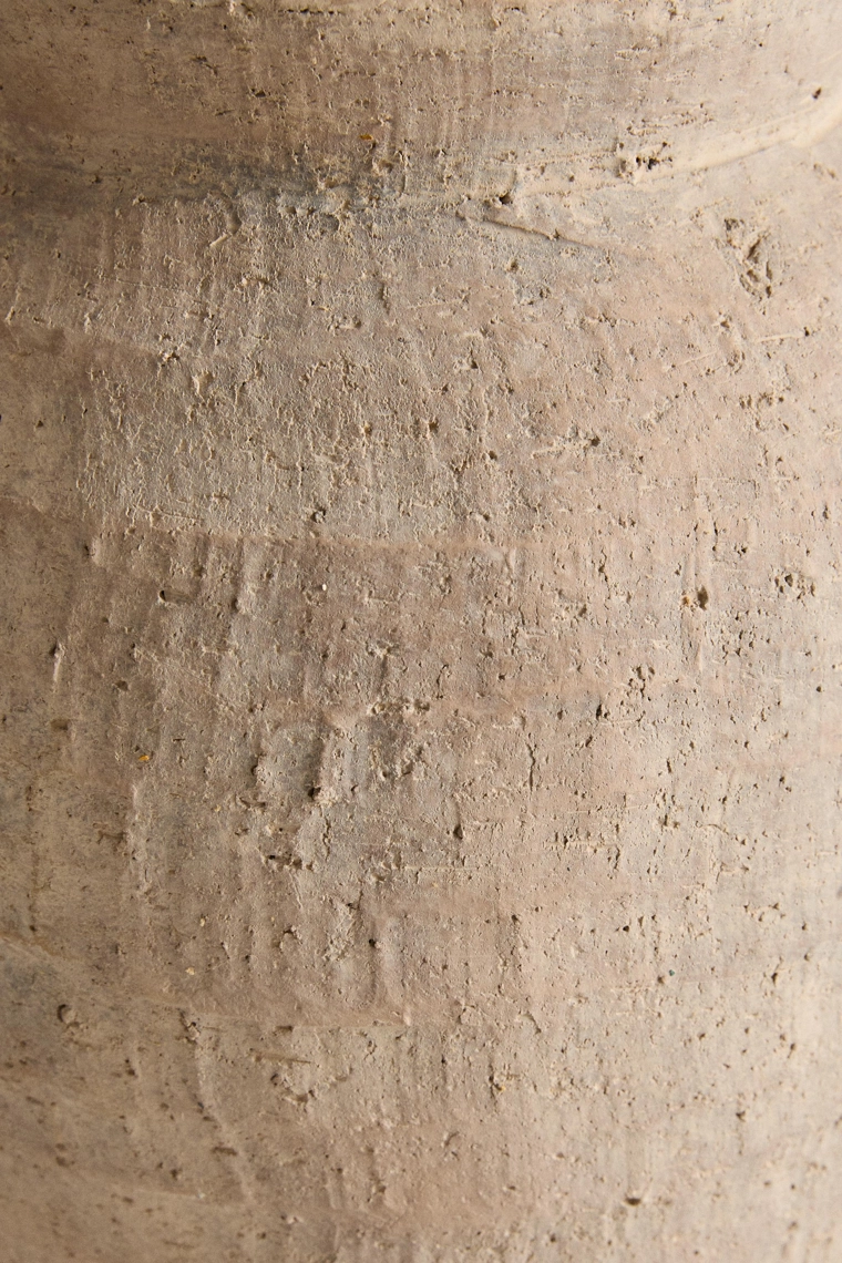 Текстурированная глиняная ваза с ручками