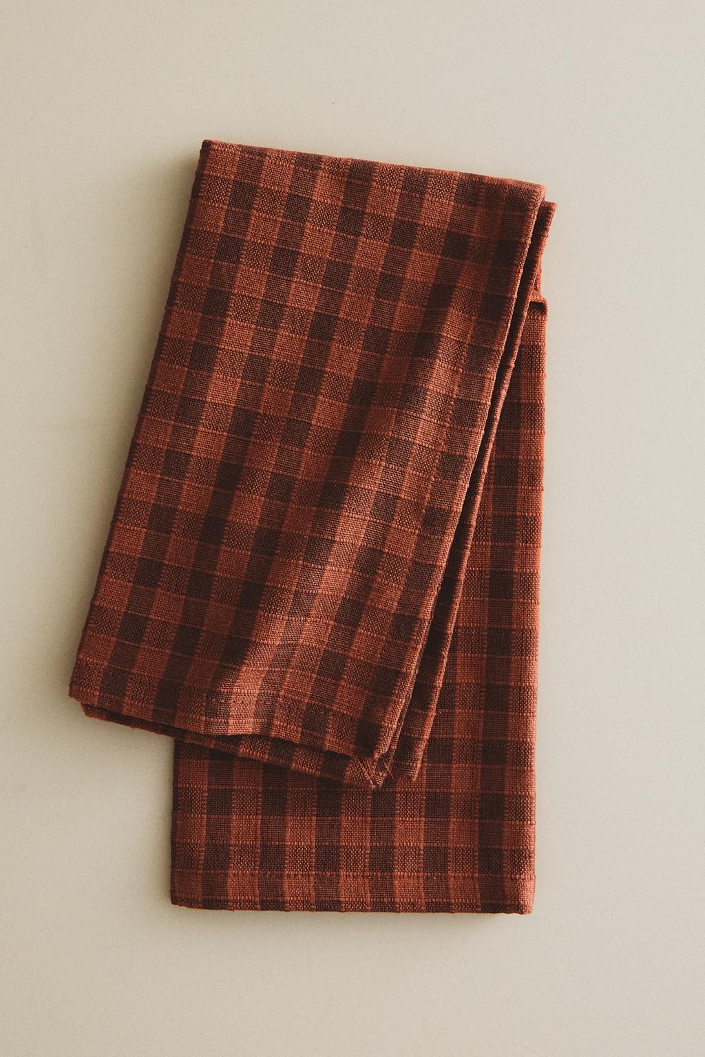 Набор клетчатых салфеток с контрастной стежкой (набор из 2)