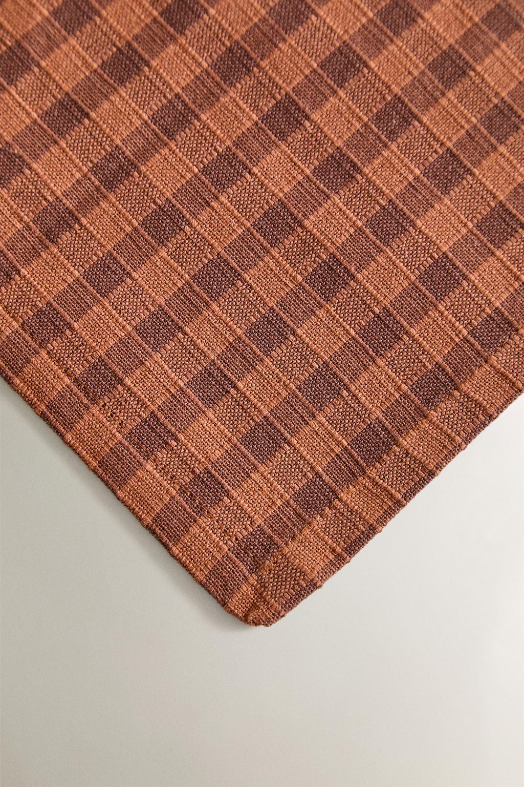 Набор клетчатых салфеток с контрастной стежкой (набор из 2)