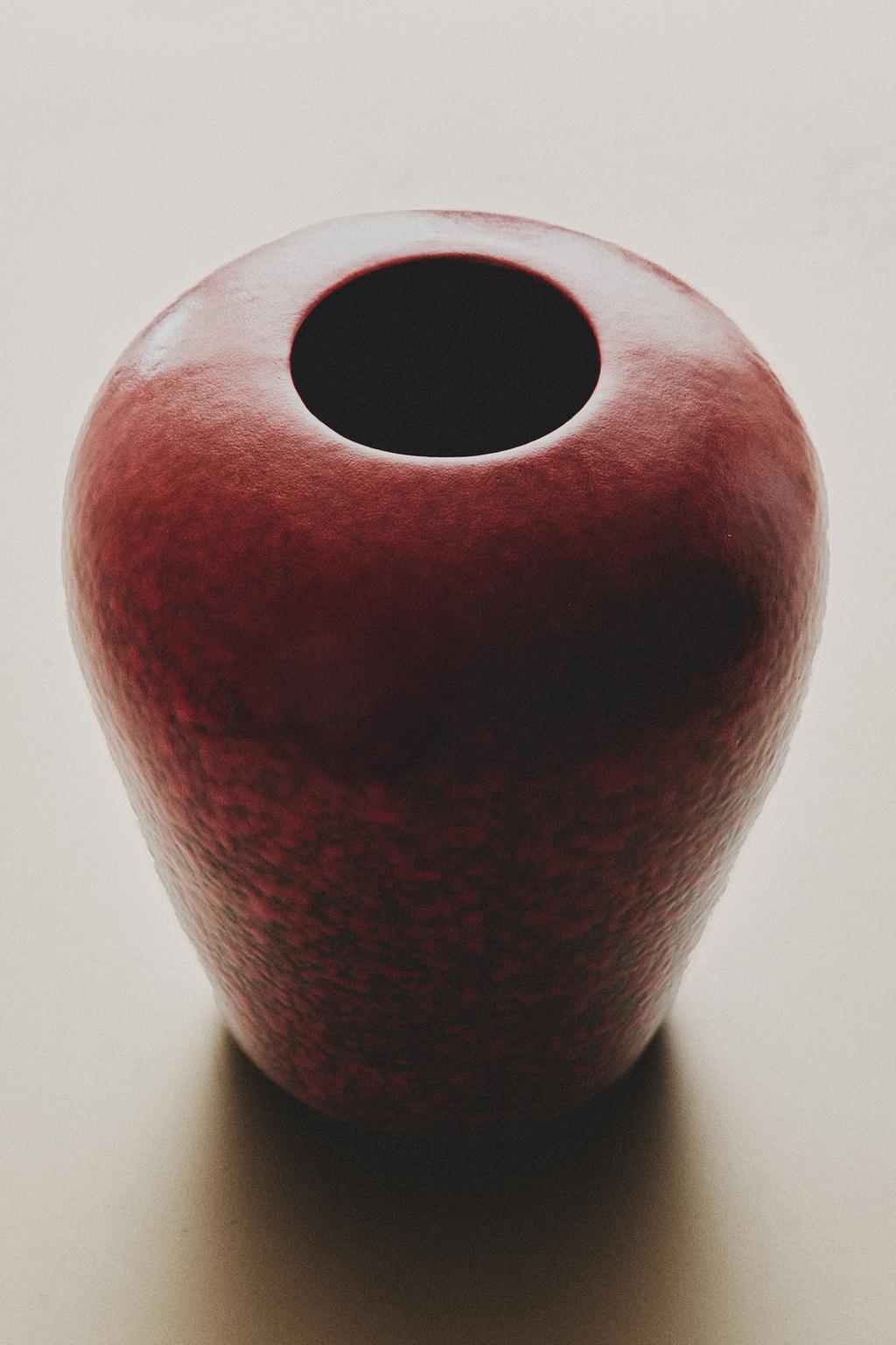 Красная овальная керамическая ваза