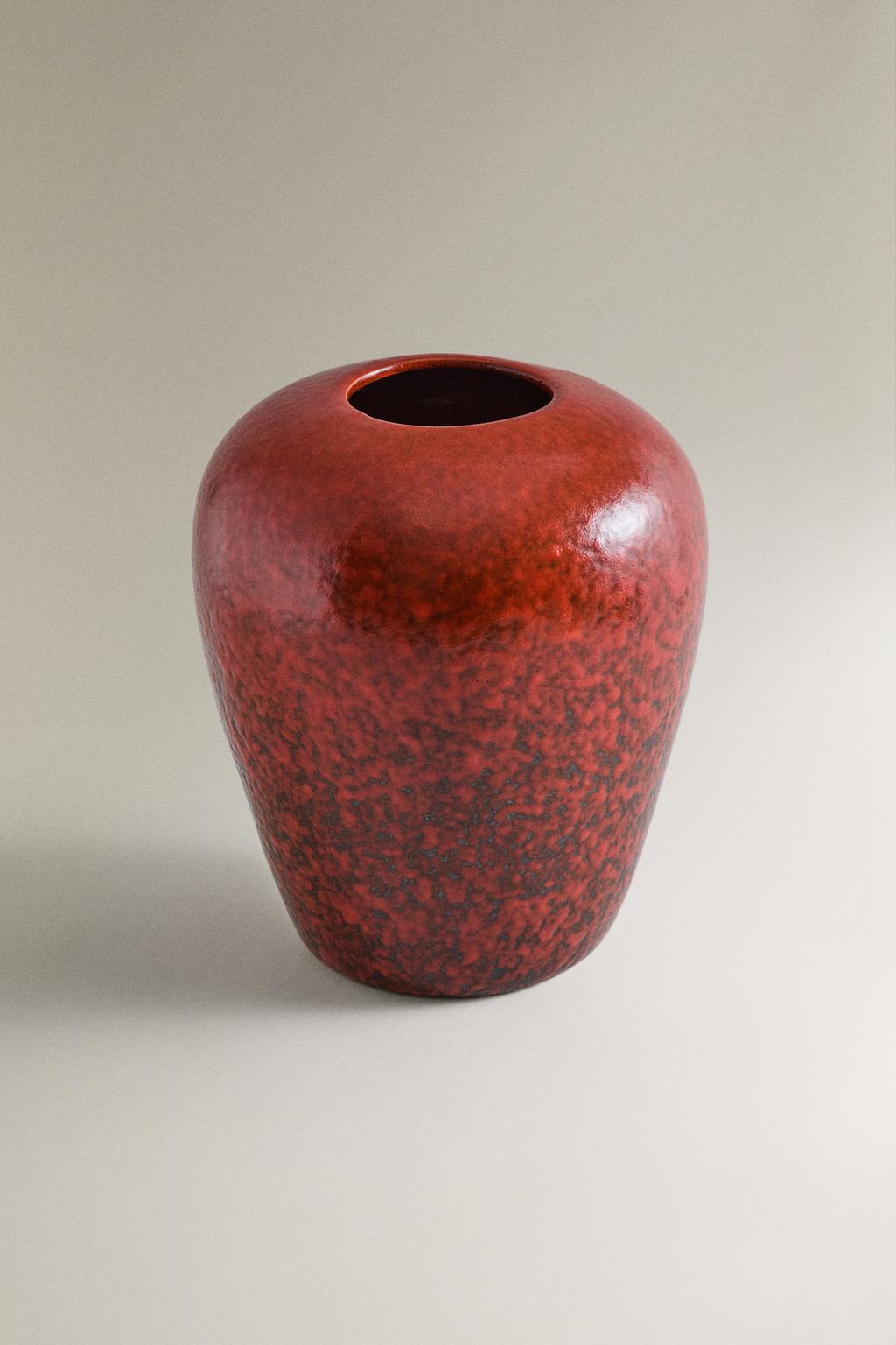 Красная овальная керамическая ваза