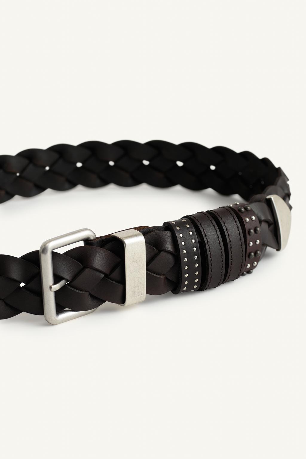 Кожаный пояс с металлической пряжкой и петлей