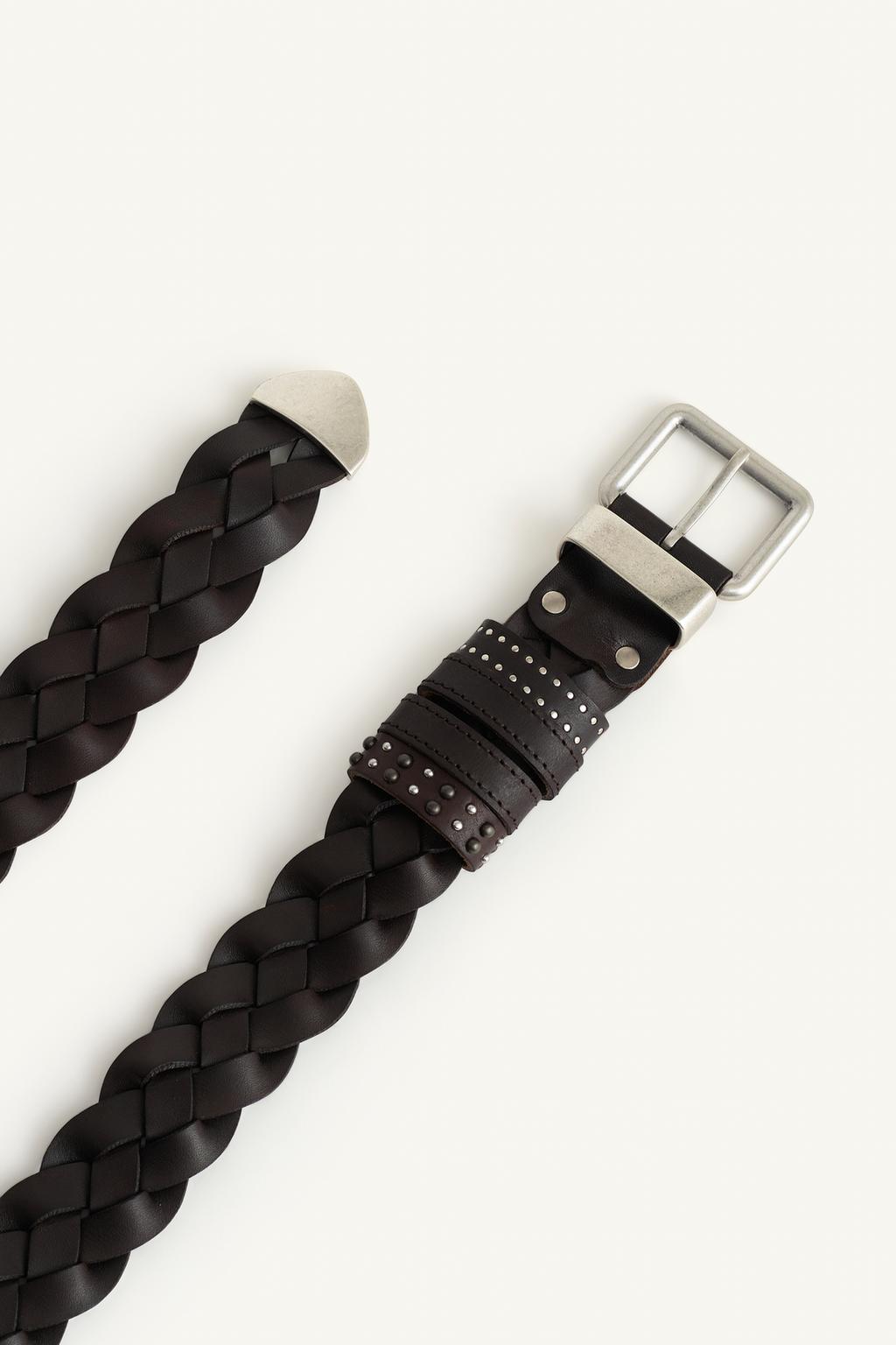 Кожаный пояс с металлической пряжкой и петлей