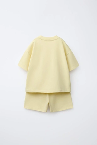 Однотонный комплект из футболки и бермудов