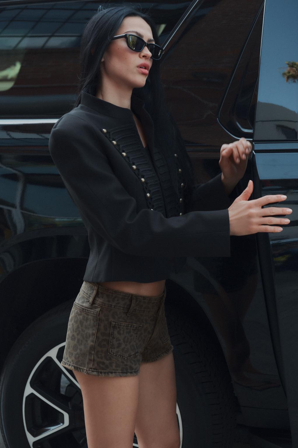 ДЖИНСОВЫЕ МИНИ-ШОРТЫ TRF С АНИМАЛИСТИЧЕСКИМ ПРИНТОМ