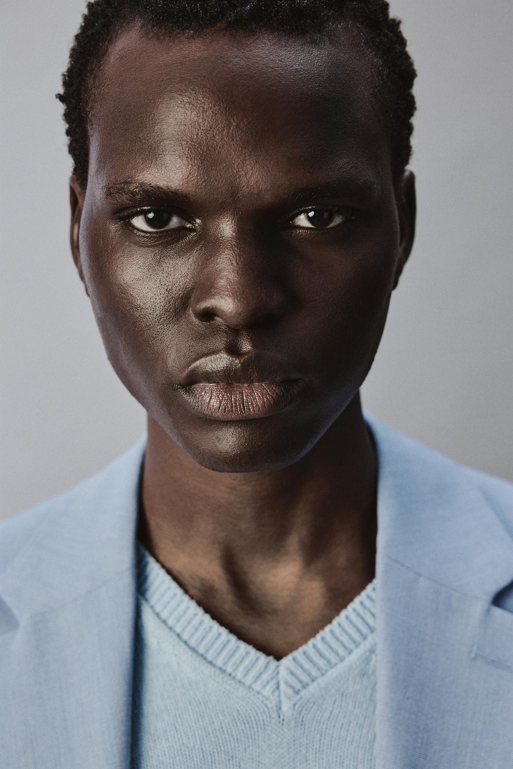 КОСТЮМНЫЙ БЛЕЙЗЕР КОМФОРТНОЙ ПОСАДКИ ИЗ РЕЛЬЕФНОЙ ТКАНИ