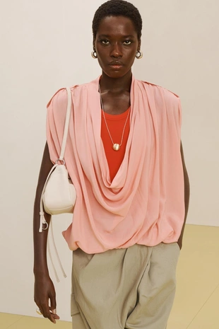 Сумка из кожи с регулируемым плечевым ремнем и деталями-шармами 16- Заказать в России