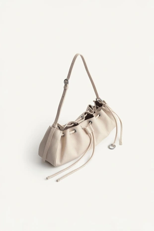 Сумка из кожи с регулируемым плечевым ремнем и деталями-шармами 16- Заказать в России