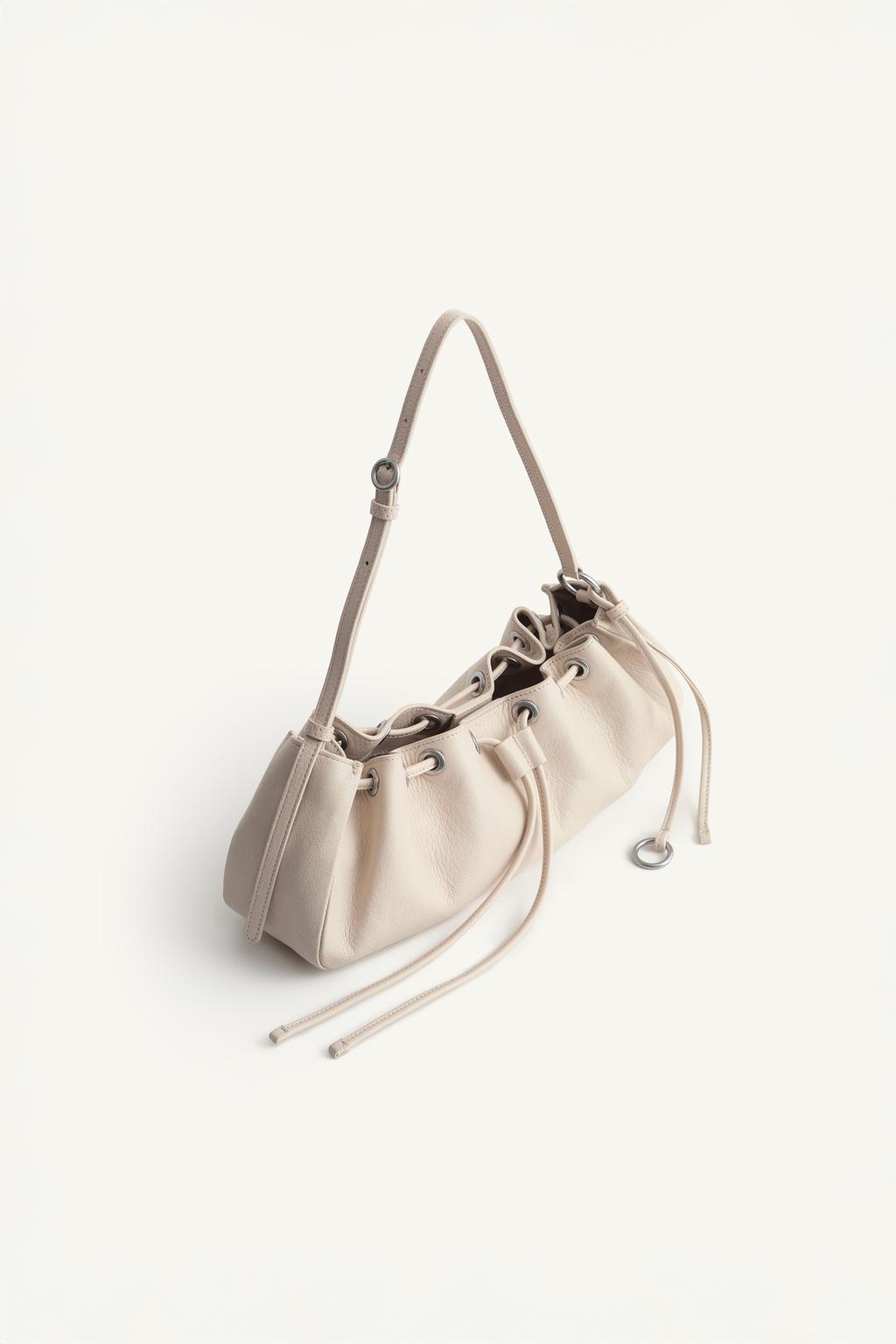 Сумка из кожи с регулируемым плечевым ремнем и деталями-шармами 16