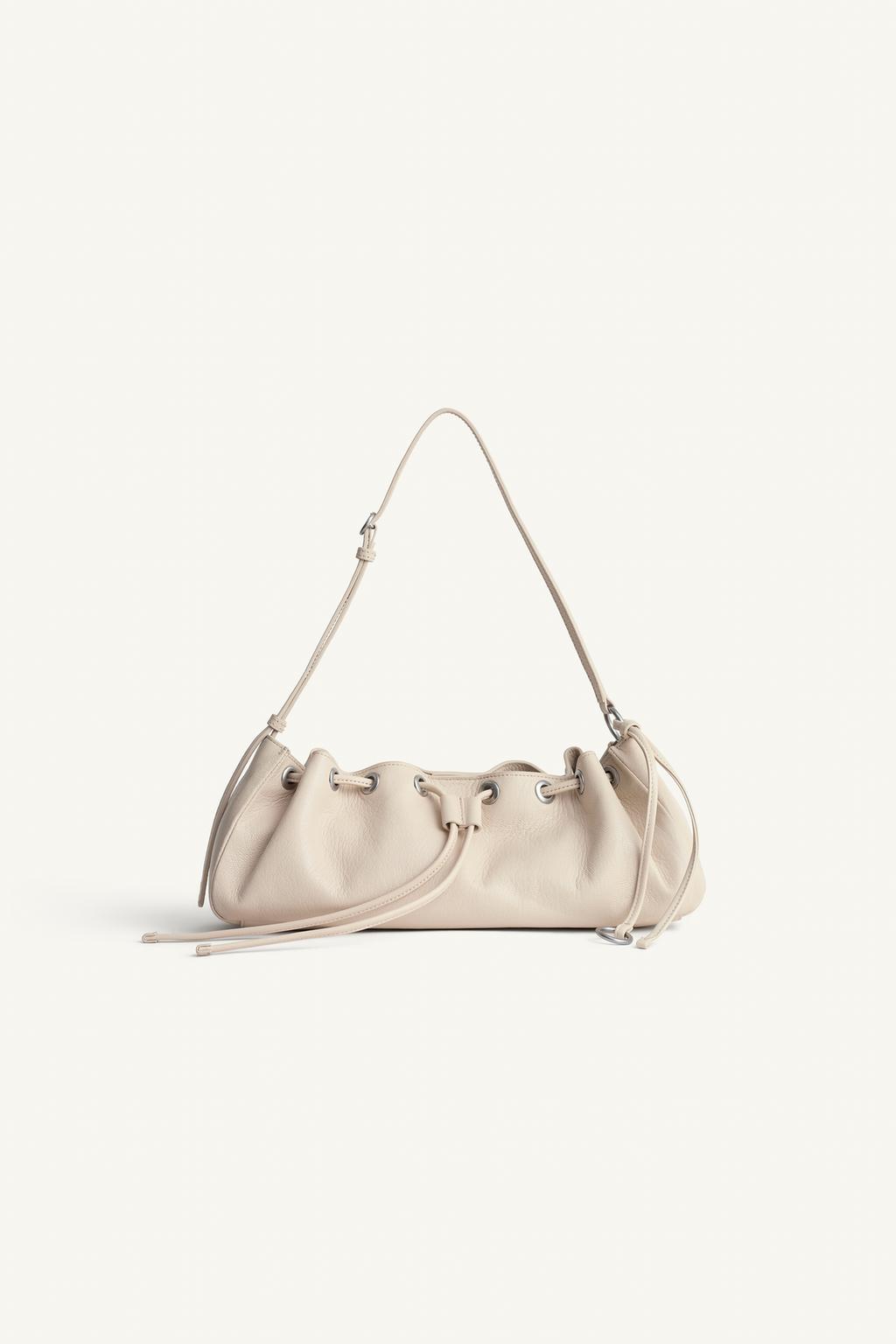 Сумка из кожи с регулируемым плечевым ремнем и деталями-шармами 16