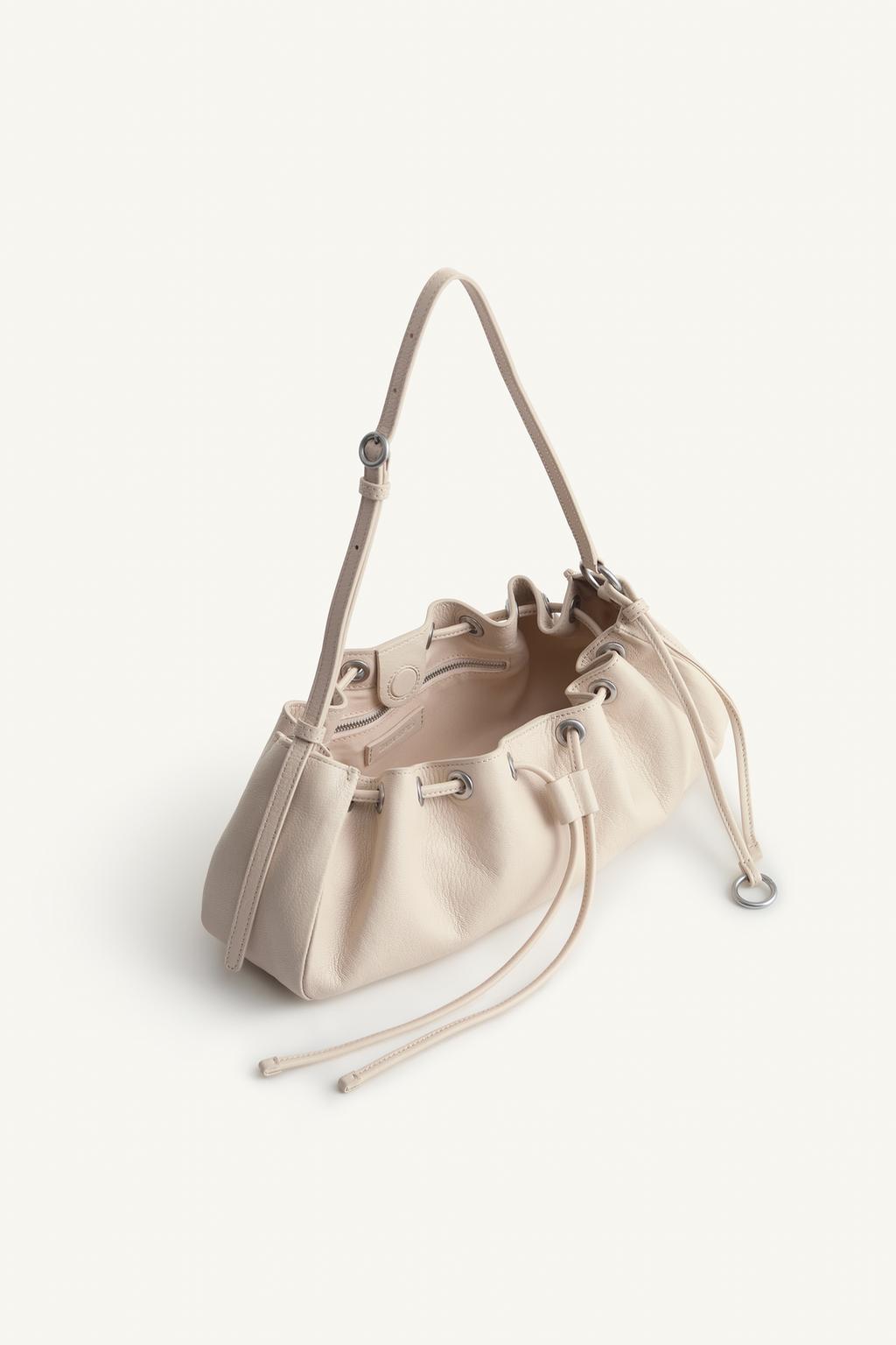 Сумка из кожи с регулируемым плечевым ремнем и деталями-шармами 16