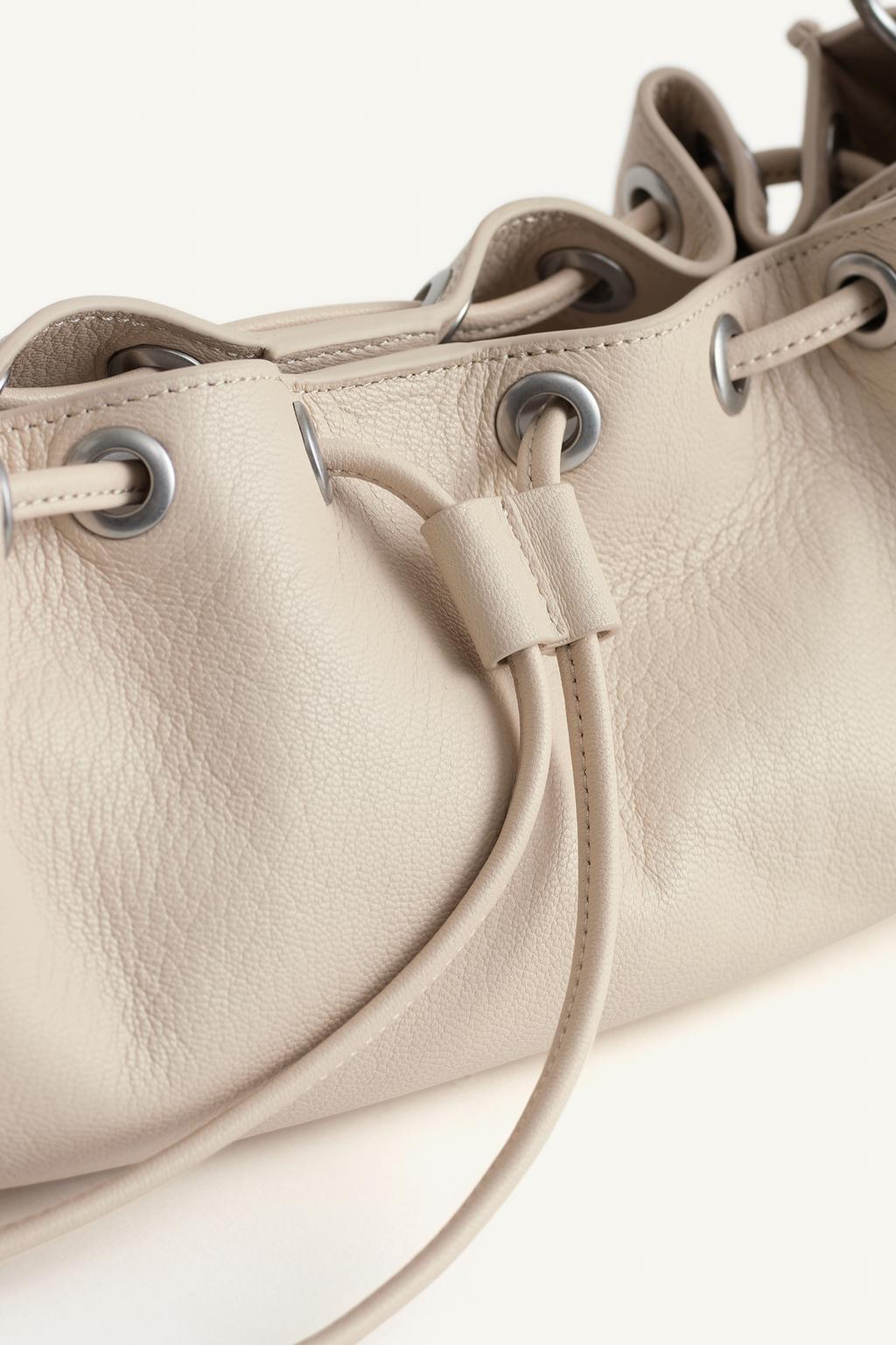 Сумка из кожи с регулируемым плечевым ремнем и деталями-шармами 16