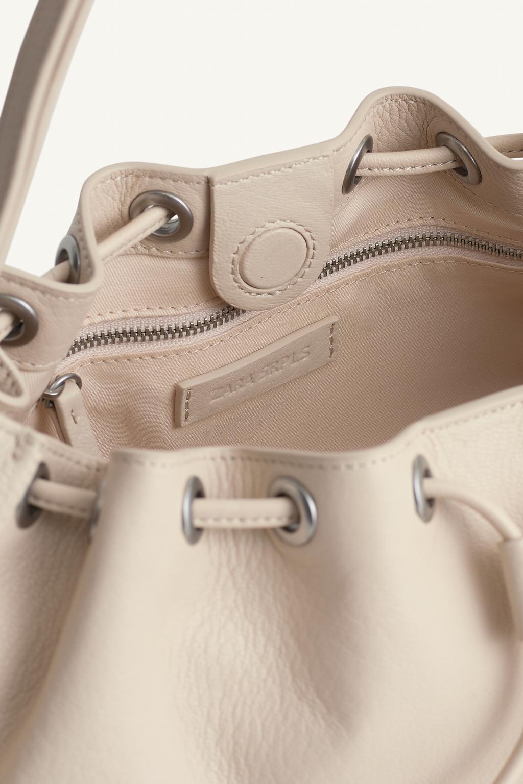 Сумка из кожи с регулируемым плечевым ремнем и деталями-шармами 16