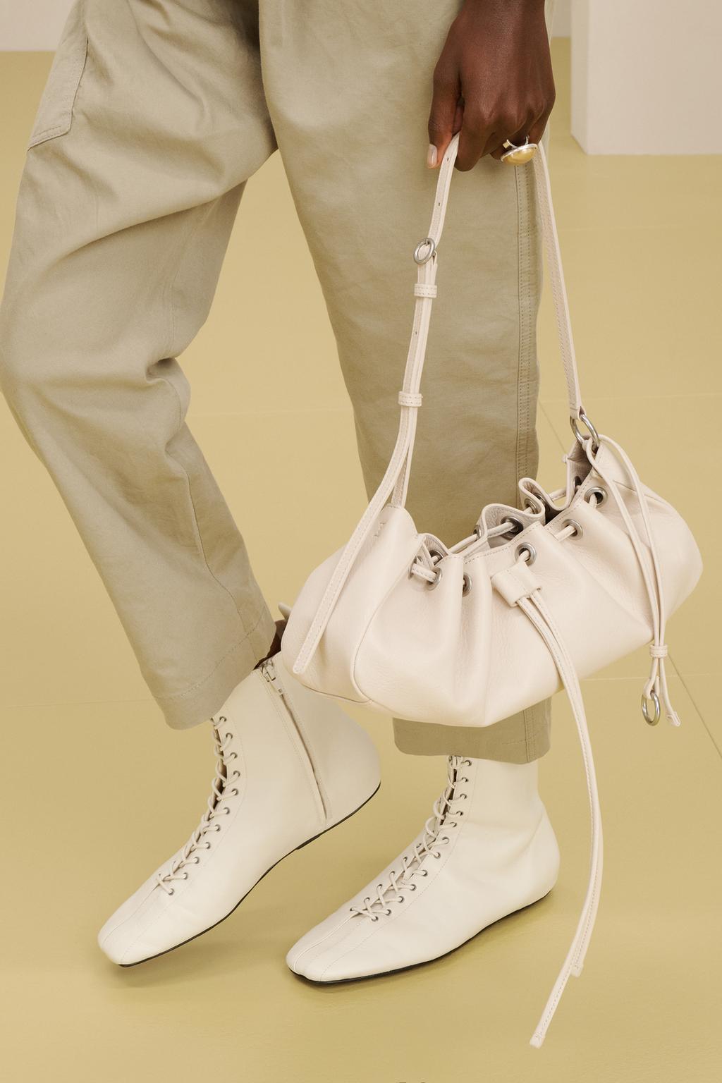 Сумка из кожи с регулируемым плечевым ремнем и деталями-шармами 16