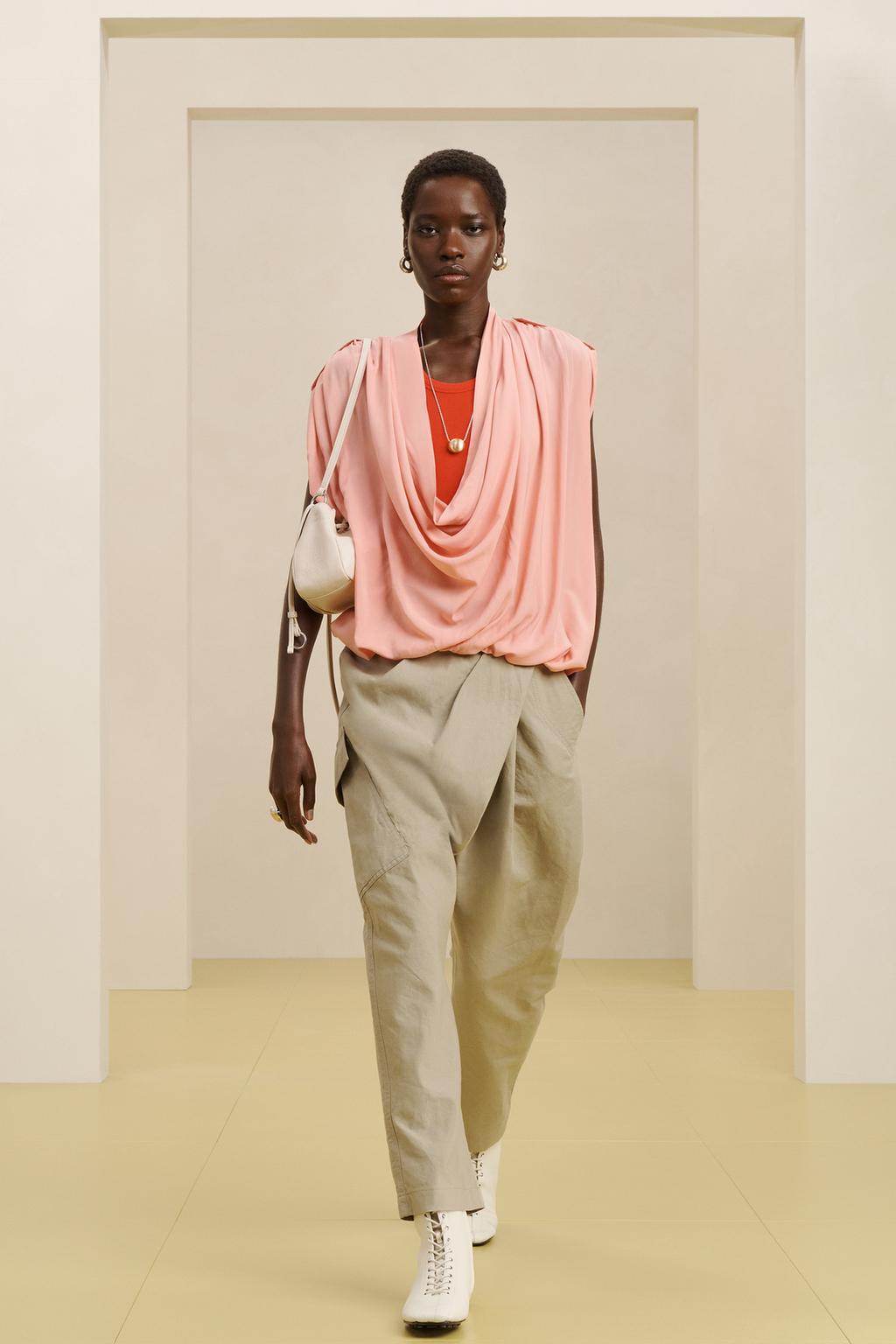 Сумка из кожи с регулируемым плечевым ремнем и деталями-шармами 16