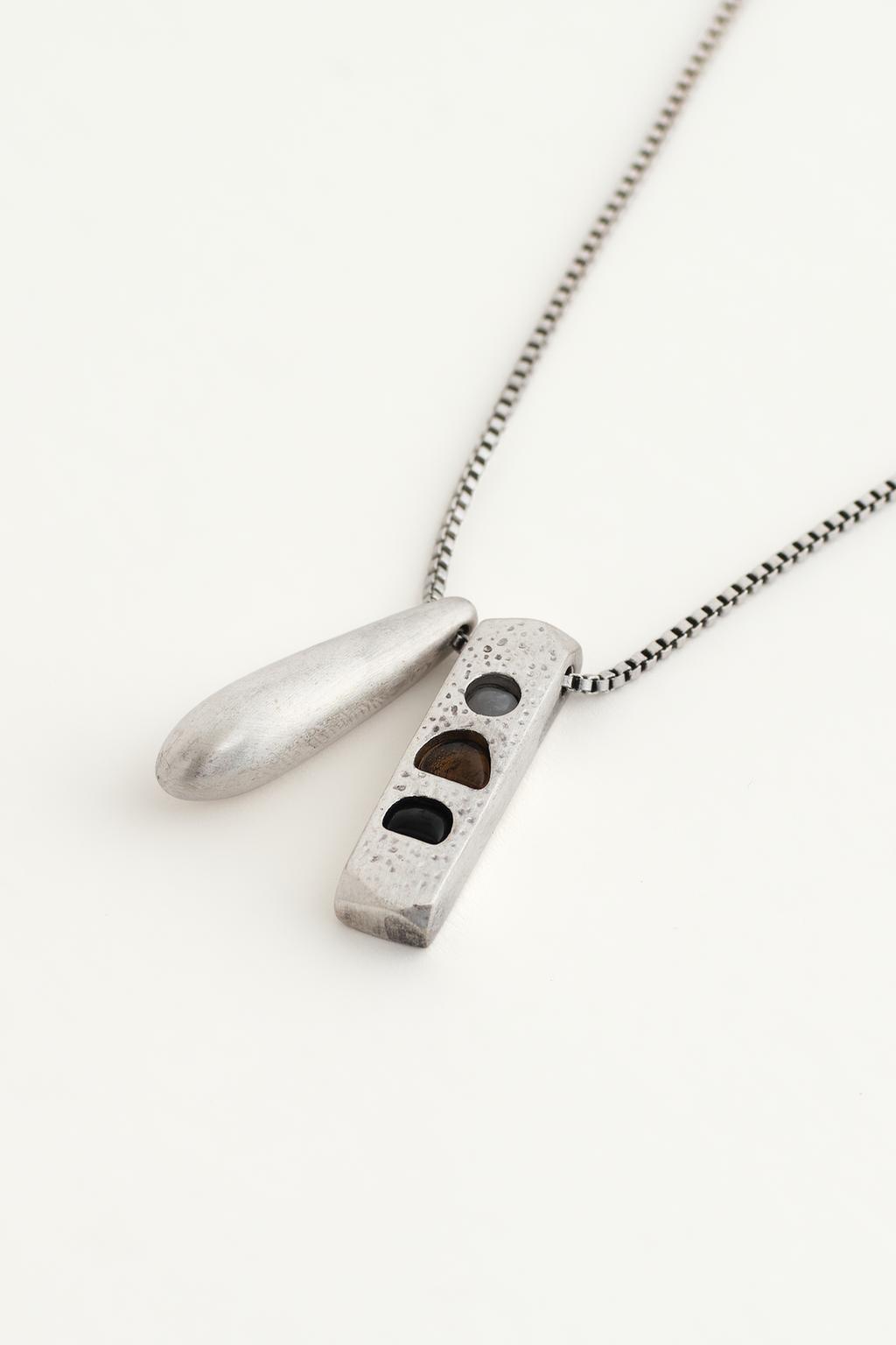 Ожерелье из нержавеющей стали с металлическими звеньями и контрастными подвесками