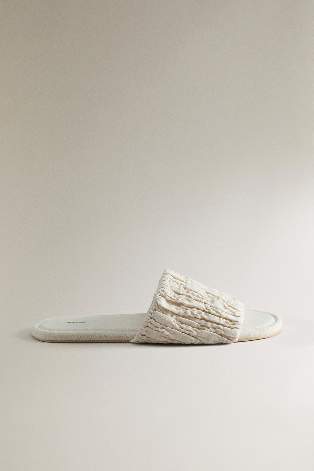 Шлепанцы с деталями в складку