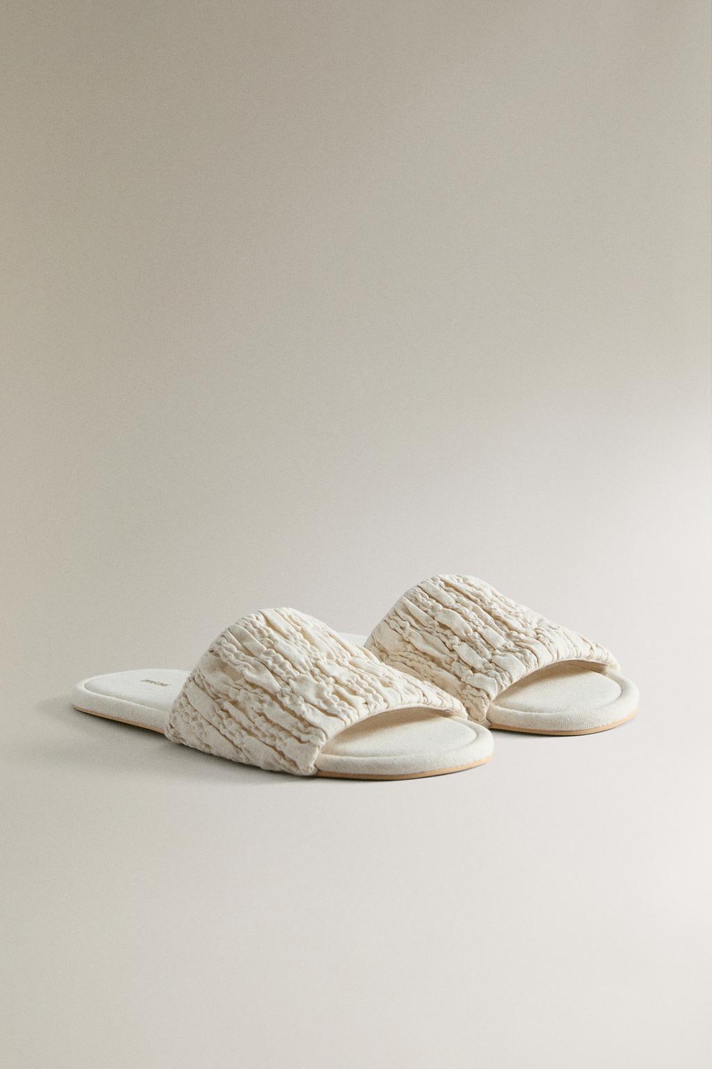 Шлепанцы с деталями в складку