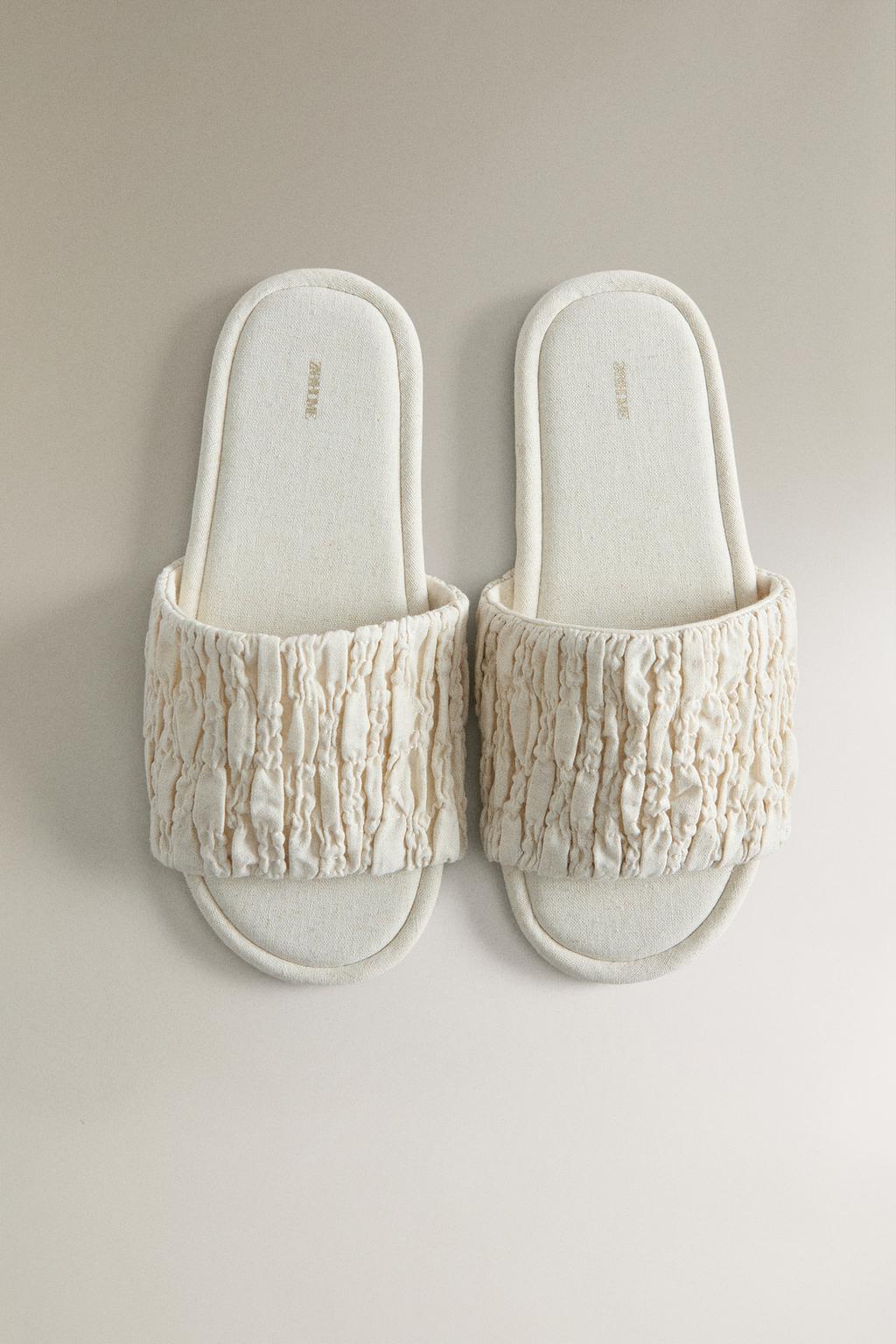 Шлепанцы с деталями в складку