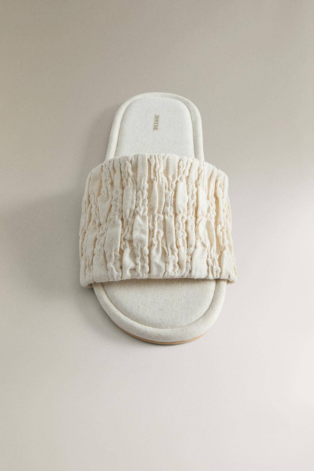 Шлепанцы с деталями в складку