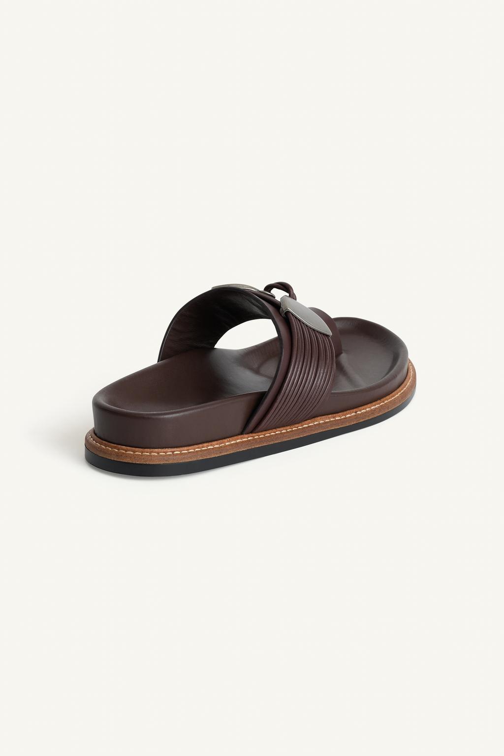 Кожаные металлические плоские сандалии 16