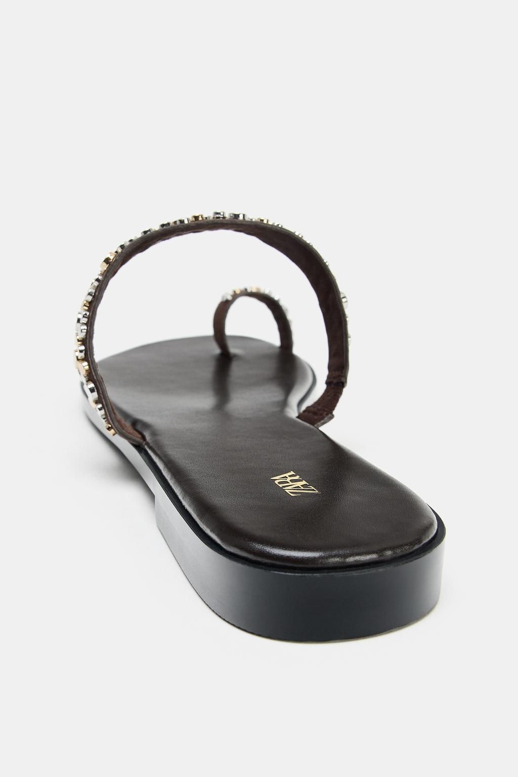 САНДАЛИИ НА ПЛОСКОЙ ПОДОШВЕ С ЗАКЛЕПКАМИ