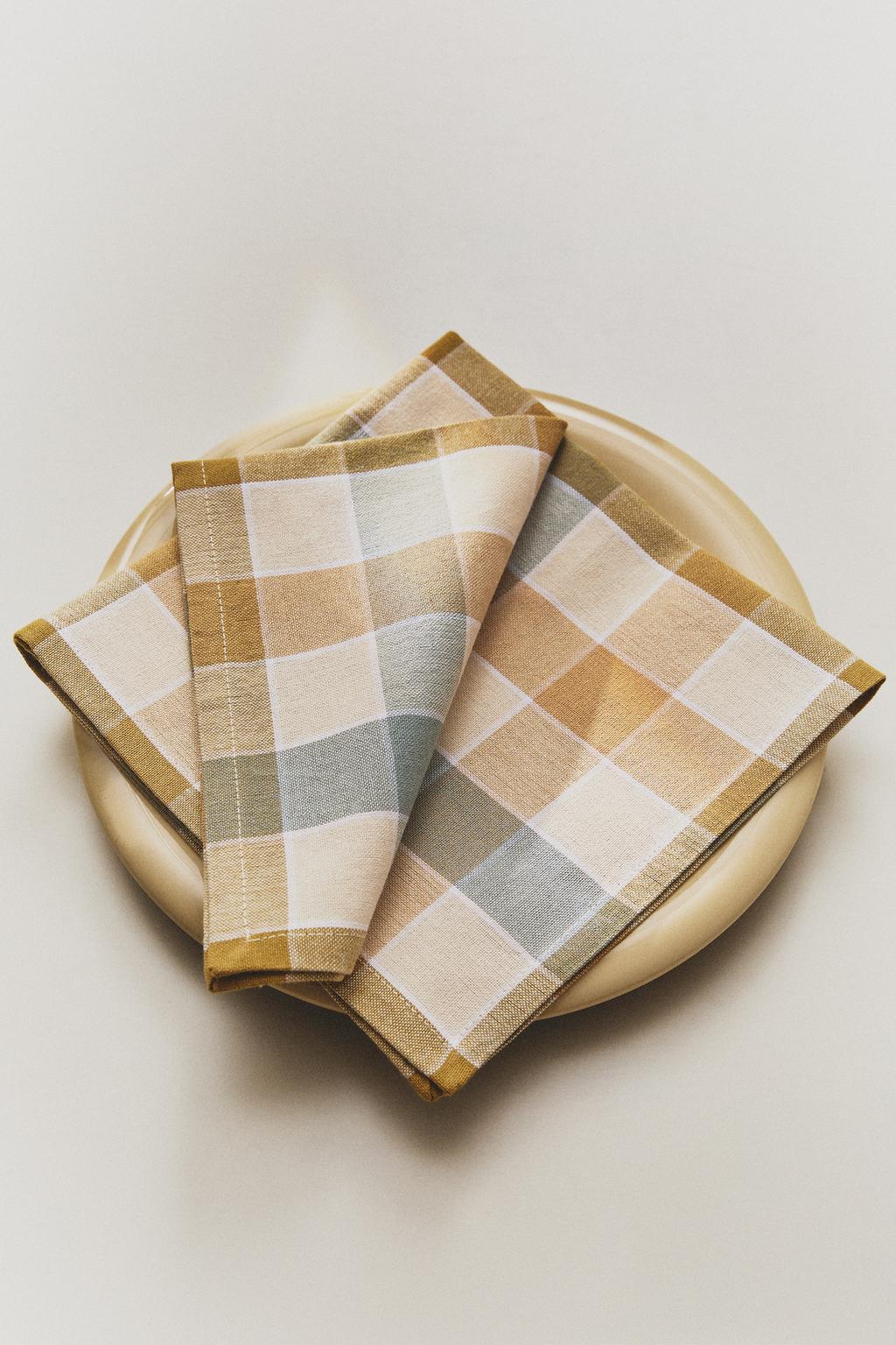 Набор салфеток с клетчатым узором из окрашенной нити (набор из 2)