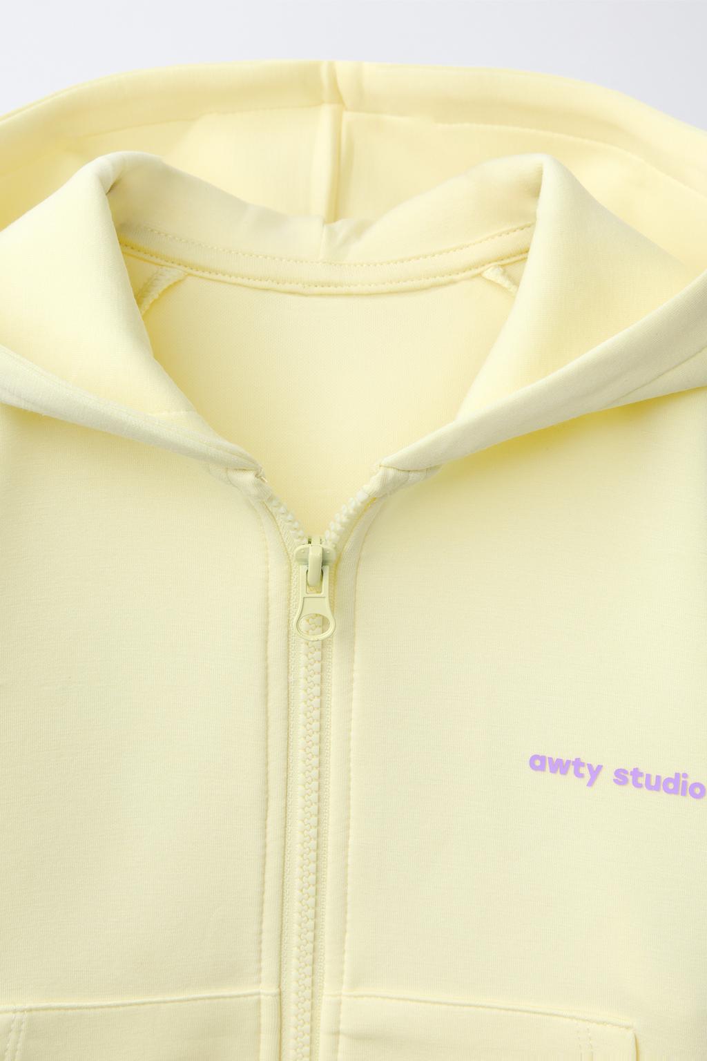 ТОЛСТОВКА НА МОЛНИИ С РЕЛЬЕФНОЙ НАДПИСЬЮ