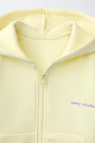 Толстовка на молнии с рельефной надписью