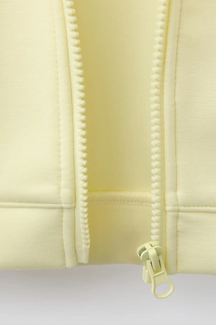 Толстовка на молнии с рельефной надписью