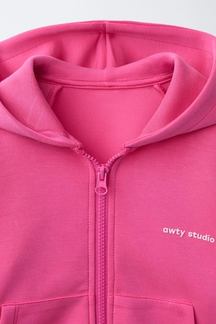 Толстовка на молнии с рельефной надписью