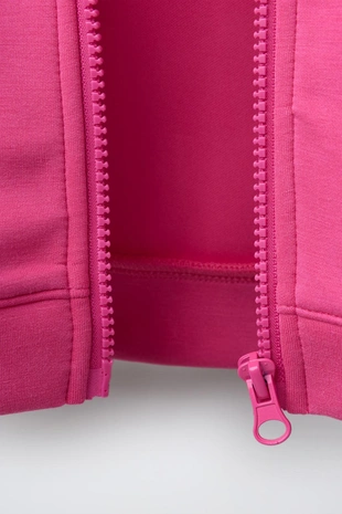 Толстовка на молнии с рельефной надписью