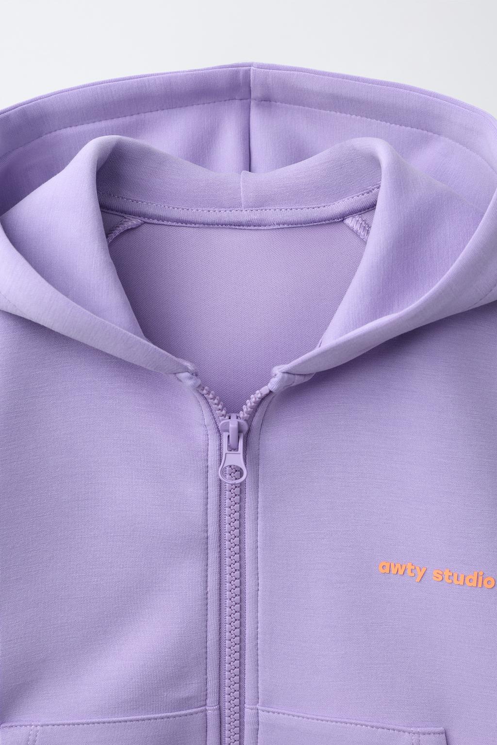 ТОЛСТОВКА НА МОЛНИИ С РЕЛЬЕФНЫМ ТЕКСТОМ