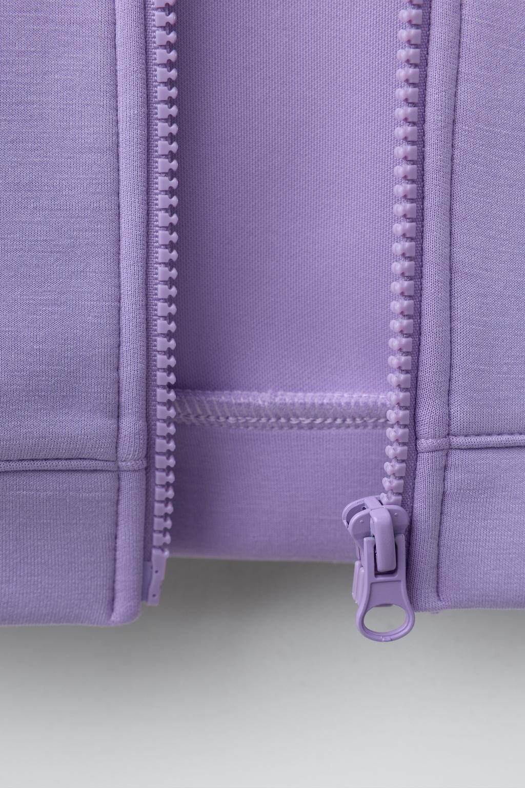 ТОЛСТОВКА НА МОЛНИИ С РЕЛЬЕФНЫМ ТЕКСТОМ