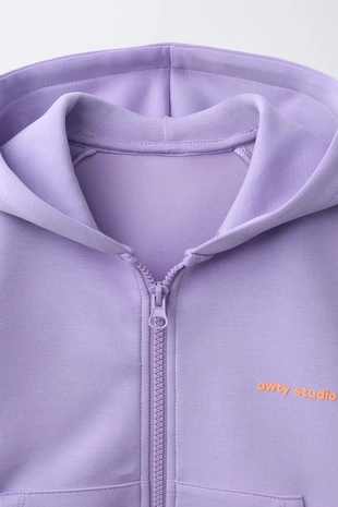 Толстовка на молнии с рельефным текстом