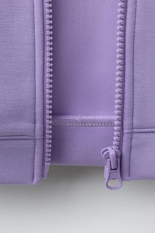 Толстовка на молнии с рельефным текстом