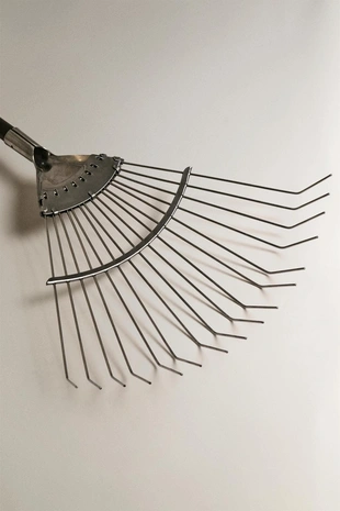 Грабли для сада с деревянной ручкой- Заказать в России